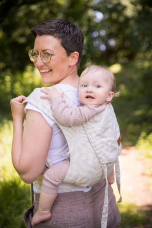 Baby in Babytrage auf Ruecken