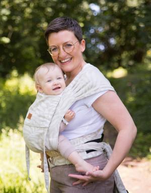 Baby in Babytrage vor Bauch